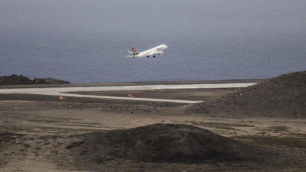 Posisi bandara St Helena berada di sisi tebing. Mungkin pendaratan pesawat akan terasa sedikiy berguncang. (Gianluigi Guercia/AFP)