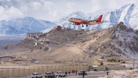 Leh di India merupakan bandara tertinggi ke 23 di dunia. Landasan pacunya dikelilingi gunung sehingga berangin dan cuacanya sering mendung. (iStock)