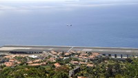 Bandara Madeira di Portugal berada di tepi tebing laut yang curam. Saat cuaca buruk melanda, penerbangan akan dibatalkan (iStock)