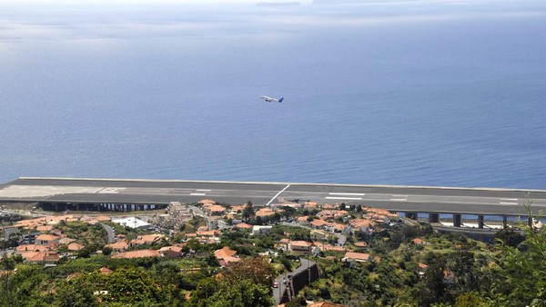 Bandara Madeira di Portugal berada di tepi tebing laut yang curam. Saat cuaca buruk melanda, penerbangan akan dibatalkan (iStock)