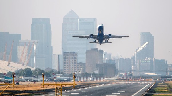 Pesawat yang akan mendarat di London City akan disambut dengan banyaknya gedung pencakar langit. Naik pesawat akan seperti naik helikopter. (iStock)