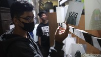 Lorong dan kios di Pasar Barang Antik Cikapundung, Kota Bandung, disulap menjadi area pameran foto.   
