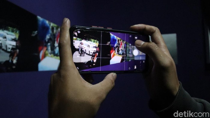 Pengunjung melihat karya para fotografer di pameran foto 'Festival Photography Mount' di Pasar Barang Antik Cikapundung, Kota Bandung, Rabu (27/10/2021).
