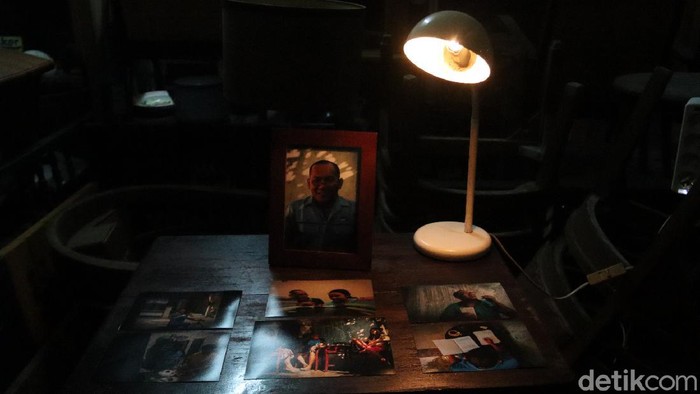 Lorong Pasar Antik Cikapundung Disulap Jadi Pameran Foto Pengunjung melihat karya para fotografer di pameran foto 'Festival Photography Mount' di Pasar Barang Antik Cikapundung, Kota Bandung, Rabu (27/10/2021).