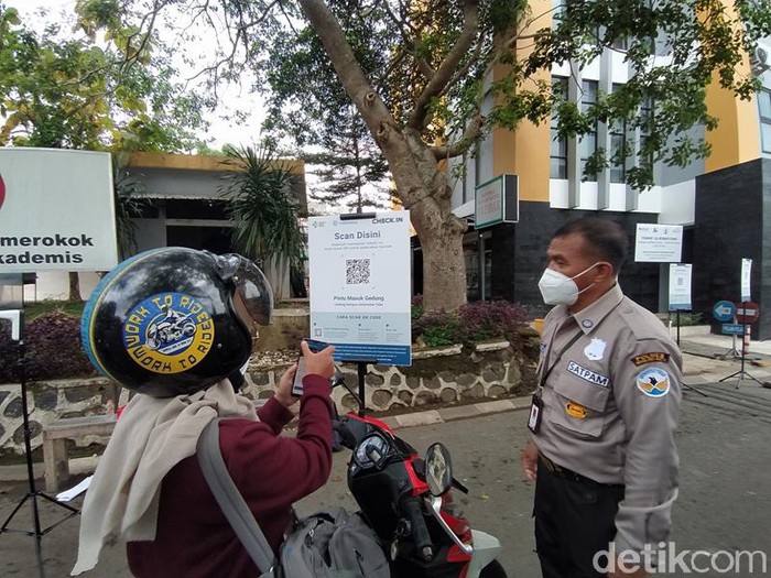 Mahasiswa melakukan qr barcode aplikasi PeduliLindungi sebelum memasuki kampus Untidar.