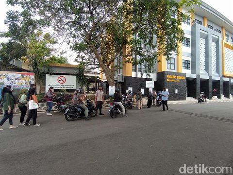 Mahasiswa melakukan qr barcode aplikasi PeduliLindungi sebelum memasuki kampus Untidar.
