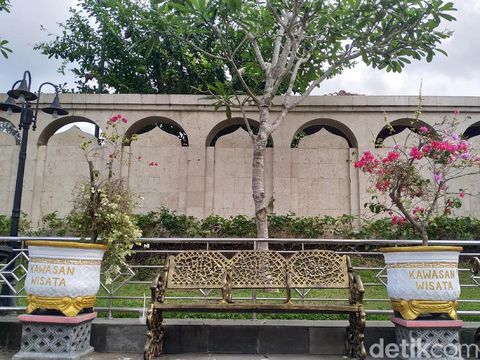 Makam Bung Karno (MBK) makin indah dan terkesan mewah. Sentuhan Mensos Risma menjadikan makam Sang Proklamator destinasi wisata edukasi sejarah bagi generasi muda, tanpa menghilangkan kesan sakralnya.