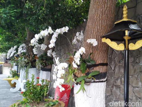 Makam Bung Karno (MBK) makin indah dan terkesan mewah. Sentuhan Mensos Risma menjadikan makam Sang Proklamator destinasi wisata edukasi sejarah bagi generasi muda, tanpa menghilangkan kesan sakralnya.