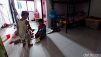 Namun warga mulai pindahan ke Kampung Susun Akuarium sejak akhir Agustus.