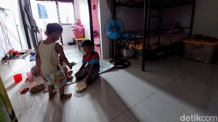 Sejumlah warga beraktivitas di kawasan Tower B dan D Kampung Susun Akuarium, Jakarta Utara, Rabu (27/10).