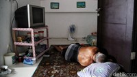 Seorang warga beristirahat di kamarnya di Kampung Susun Akuarium.
