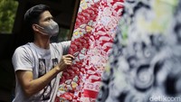 Menariknya lagi, usaha yang diberi merek Handayani Geulis Batik Bogor tersebut ternyata cukup populer. Tak hanya tersohor di pasar lokal, batik made in Bogor ini juga ternyata terkenal hingga internasional, bahkan menjadi langganan buah tangan tamu kenegaraan.