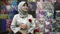 Kota Bogor ternyata menyimpan potensi ekonomi kreatif yang patut diacungi jempol. Salah satu contohnya adalah usaha batik milik Sri Ratna Handayani yang sukses merancang berbagai motif batik tentang kearifan lokal.
