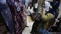 Pemilik Batik Geulis Bogor Sri Ratna Handayani, mengungkapkan galeri batiknya ini sempat dikunjungi banyak tamu negara, salah satunya Parlemen Inggris yang tengah melakukan kunjungan kerja ke Istana Bogor. Mereka berkunjung untuk mencari buah tangan khas Indonesia maupun Bogor yang berkesan.