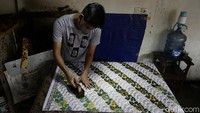 Selain itu, ia mengungkapkan sebelum pandemi menerpa, galeri nya ini kerap dikunjungi oleh banyak mahasiswa lokal maupun asing dari 40 negara dari Asia hingga Eropa. Mereka datang untuk belajar membatik dan juga mencari buah tangan.