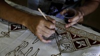 Dia menilai banyaknya kunjungan dari mancanegara tersebut sangat membantu pemasaran usaha batiknya yang telah dirintis kurang dari satu dekade ini. Hal ini juga menjadi tantangan baginya untuk terus memperkenalkan kearifan lokal Bogor lewat Batik.