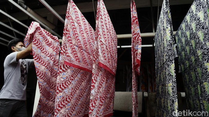 Batik tidak hanya sekedar motif bergambar tapi juga kerap memiliki filosopi yang mendalam. Seperti halnya Batik Handayani Geulis Bogor yang bermakna kearifan lokal.