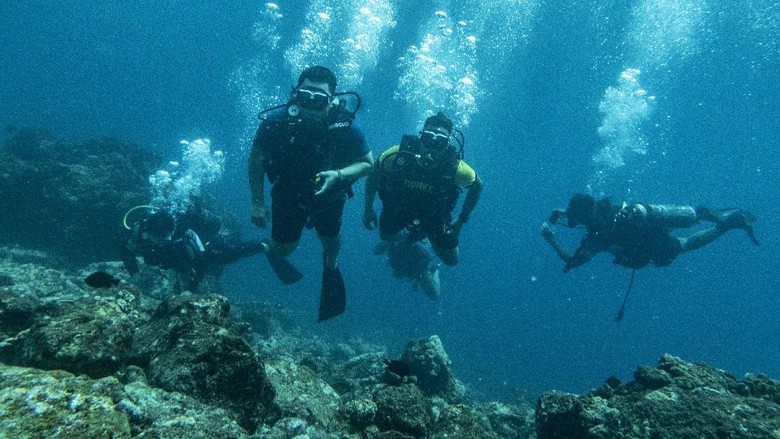 Menyusuri Keindahan Bawah Laut Pulau Sabang Wisatawan melakukan penyelaman di lokasi menyelam Batee Tokong, Sabang, Aceh, Sabtu (9/10/2021). Kemenparekraf menyatakan Sabang merupakan salah satu destinasi wisata bahari terbaik dengan keindahan alam bawah laut yang ada di Indonesia dengan beberapa lokasi penyelaman di antaranya The Canyon, Batee Tokong, Pulau Rondo dan Arus Balee. ANTARA FOTO/Muhammad Adimaja/nz
