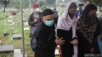 Ozi Saputra juga terlihat hadir di pemakaman. Foto: Noel/detikhot