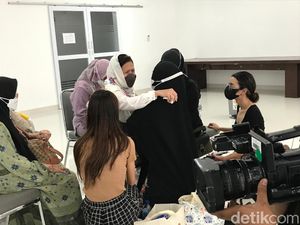 Chintami Atmanegara Setia Dampingi Istri Oddie Agam Menangis di Samping Pusara