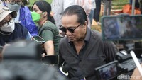 Deddy Dhukun jadi salah satu musisi yang hadir dalam pemakaman. Foto: Noel/detikhot