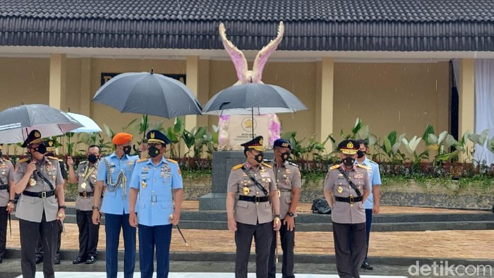 Panglima TNI Marsekal Hadi Tjahjanto bersama Kapolri Jenderal Listyo Sigit Prabowo.