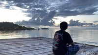 Namun kini tempat Jokowi menikmati pagi di Raja Ampat hampir ambruk. Karena, terlihat sebagian dermaganya runtuh dimakan Covid-19 (Foto: Ahmad Masaul Khoiri/detikcom)