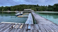 Tak ada lagi uang perawatan selama beberapa bulan di awal PPKM membuat pengelola membiarkan saja fasilitasnya itu dimakan alam. Struktur utama masih berdiri tapi di ujung dermaga dan bangunan atas airnya rusak berat (Foto: Ahmad Masaul Khoiri/detikcom)