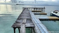 Nama pantai dengan fasilitas dermaga yang jadi pilihan Jokowi adalah Pantai Waiwo, Waisai, Raja Ampat. Beberapa tahun berlalu dan detikTravel berkesempatan menikmati momennya kembali di lokasi yang sama namun dengan pemandangan berbeda seperti di atas (Foto: Ahmad Masaul Khoiri/detikcom)