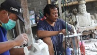 Perajin patung Edi dan Asih menyelesaikan pembuatan patung berbahan fiber yang menyerupai pemain sepakbola Eropa.