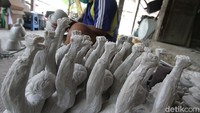 Edi dan Asih mendapat pesanan sebanyak 500 patung untuk dikirim ke Eropa.