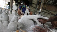 Perajin menyelesaikan pembuatan patung untuk dikirim ke Eropa.