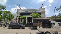 Keduanya melanggar batas waktu operasional pada PPKM level 1 yaitu melebihi pukul 24.00 WIB.