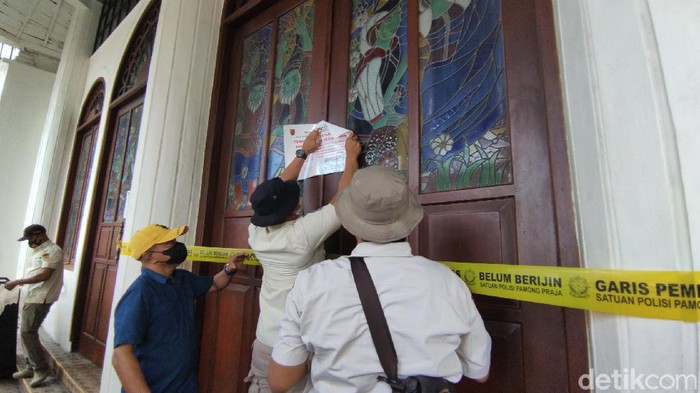 Satpol PP Kota Semarang menutup sementara dua restoran atau kafe yakni Holywings dan Marabunta di kawasan Kota Lama Semarang, Jawa Tengah.