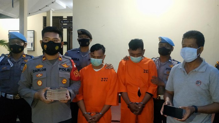 Pelaku pengeroyokan berbaju tahanan oranye, di Polsek Denpasar, Rabu (27/10/2021).