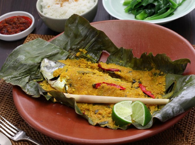pepes ikan ikan pepes, indonesian cuisine, steamed fish wrapped in banana leaves