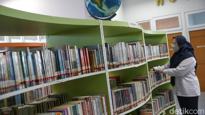 Perpustakaan di Jakarta Kembali Dibuka Sejumlah siswa SMA tengah memilih buku di Perpustakaan Kota Administrasi Jakarta Timur, Jatinegara, Rabu (27/10/2021). Pada masa Pemberlakuan Pembatasan Kegiatan Masyarakat (PPKM) Level 2 layanan perpustakaan kembali dibuka dengan menerapkan protokol kesehatan serta pembatasan jumlah pengunjung.