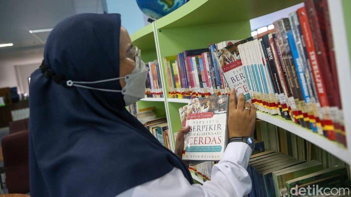 Perpustakaan di Jakarta Kembali Dibuka Sejumlah siswa SMA tengah memilih buku di Perpustakaan Kota Administrasi Jakarta Timur, Jatinegara, Rabu (27/10/2021). Pada masa Pemberlakuan Pembatasan Kegiatan Masyarakat (PPKM) Level 2 layanan perpustakaan kembali dibuka dengan menerapkan protokol kesehatan serta pembatasan jumlah pengunjung.