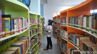 Perpustakaan itu menerapkan protokol kesehatan secara ketat. Pengunjung wajib memakai masker saat berkunjung ke perpustakaan tersebut.
