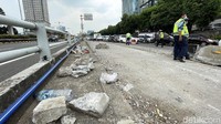 Truk bernomor polisi A 9260 B itu menabrak seperator busway di Cawang.