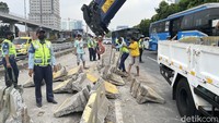 Kecelakaan tunggal di alami truk muatan tanah di exit tol Cawang, Jakarta Timur, Rabu (27/10/2021) sekitar pukul 06.30 WIB.