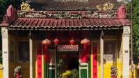 Rumah yang sekarang jadi museum ini tetap ditempati oleh anak cucu Tjong A Fie.