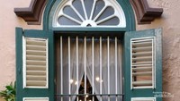 Rumah dengan berbagai gaya arsitektur ini menyesuaikan tamu yang datang mulai dari orang Melayu, Eropa dan China.