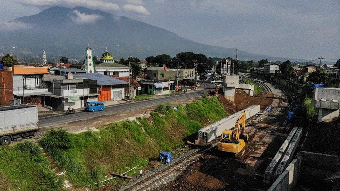 Foto udara proyek rel kereta ganda di Cigombong, Kabupaten Sukabumi, Jawa Barat, Rabu (27/10/2021). Kementerian Perhubungan menyatakan, progres secara keseluruhan pembangunan jalur rel ganda Sukabumi-Bogor segmen Stasiun Paledang - Stasiun Cicurug telah mencapai 90,47 persen serta ditargetkan dapat rampung pada 2022 mendatang. ANTARA FOTO/Raisan Al Farisi/foc.