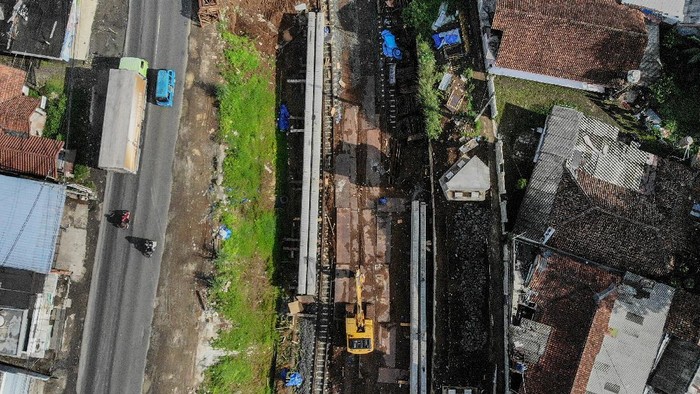 Foto udara proyek rel kereta ganda di Cigombong, Kabupaten Sukabumi, Jawa Barat, Rabu (27/10/2021). Kementerian Perhubungan menyatakan, progres secara keseluruhan pembangunan jalur rel ganda Sukabumi-Bogor segmen Stasiun Paledang - Stasiun Cicurug telah mencapai 90,47 persen serta ditargetkan dapat rampung pada 2022 mendatang. ANTARA FOTO/Raisan Al Farisi/foc.