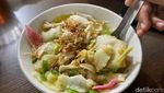 Slurp! Nikmatnya Soto Sokaraja Pakai Ketupat dan Sambal Kacang