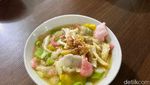 Slurp! Nikmatnya Soto Sokaraja Pakai Ketupat dan Sambal Kacang
