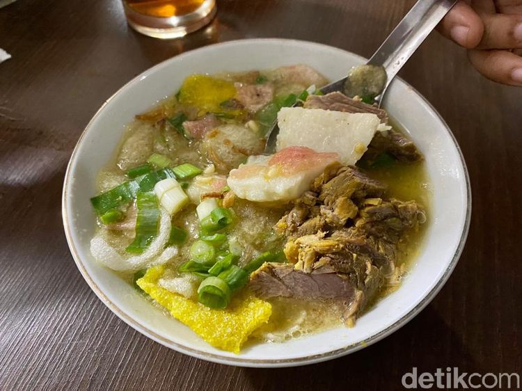 Slurp! Nikmatnya Soto Sokaraja Pakai Ketupat dan Sambal Kacang
