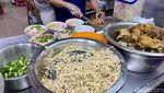 Slurp! Nikmatnya Soto Sokaraja Pakai Ketupat dan Sambal Kacang