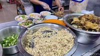 Warung soto khas Sokaraja ini kini dioperasikan oleh generasi ke-3 bernama Ika. Dari dulu hingga sekarang pun rasanya konsisten lezat karena menggunakan resep turun temurun. Foto: detikcom/Riska Fitria